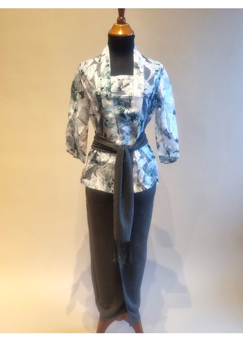 Kebaya legergroen met bijpassende sarong en selendang