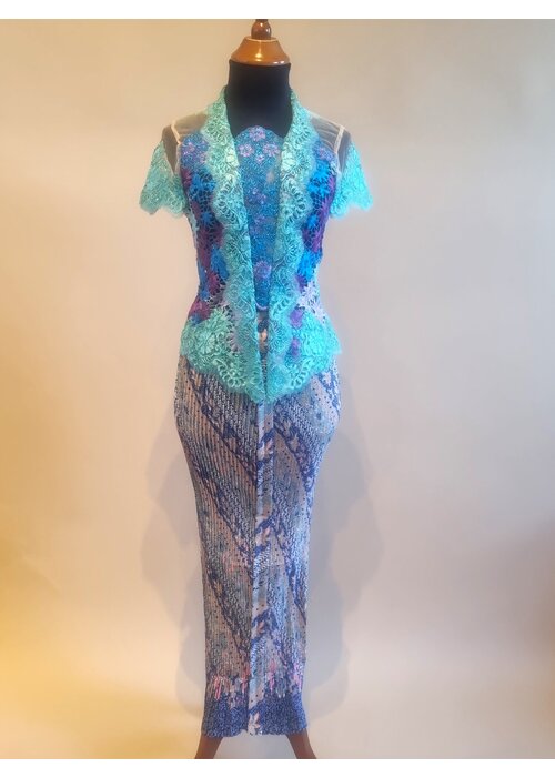 Kebaya turquoise korte mouw met bijpassende rok plissé