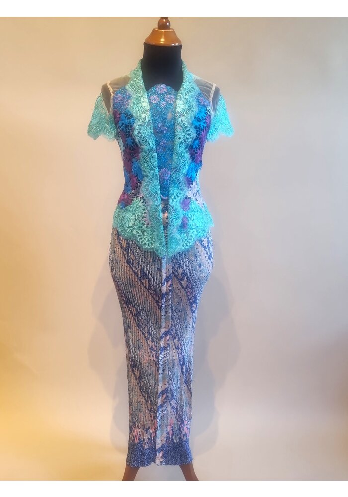 Kebaya turquoise korte mouw met bijpassende rok plissé