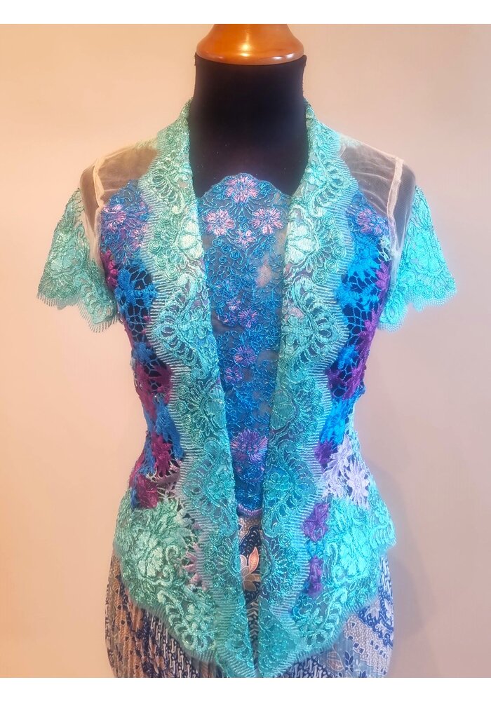 Kebaya turquoise korte mouw met bijpassende rok plissé