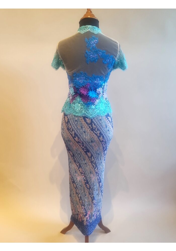 Kebaya turquoise korte mouw met bijpassende rok plissé