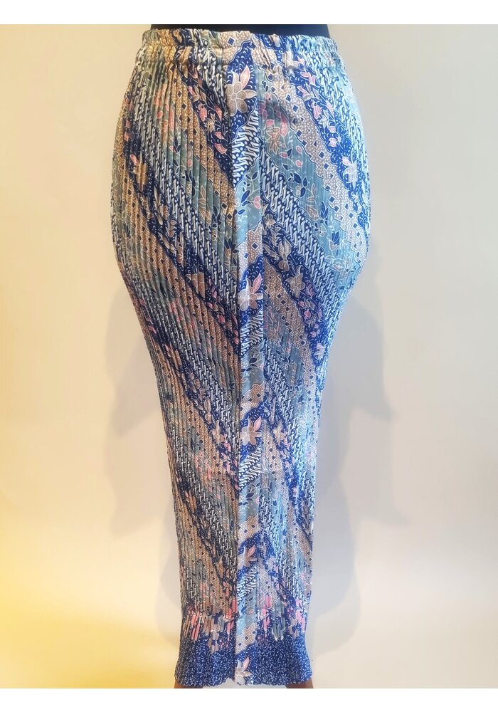 Kebaya turquoise korte mouw met bijpassende rok plissé