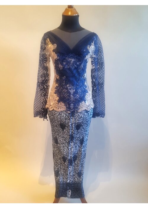 Kebaya elegant midnight blue met bijpassende rok plissé