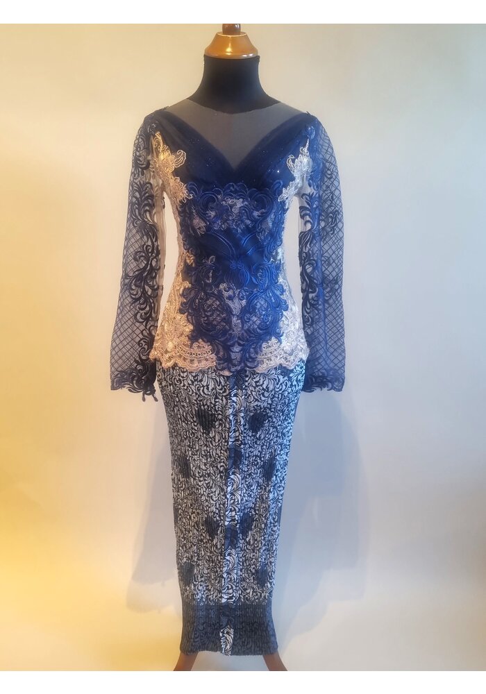 Kebaya elegant midnight blue met bijpassende rok plissé