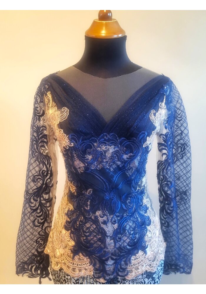 Kebaya elegant midnight blue met bijpassende rok plissé