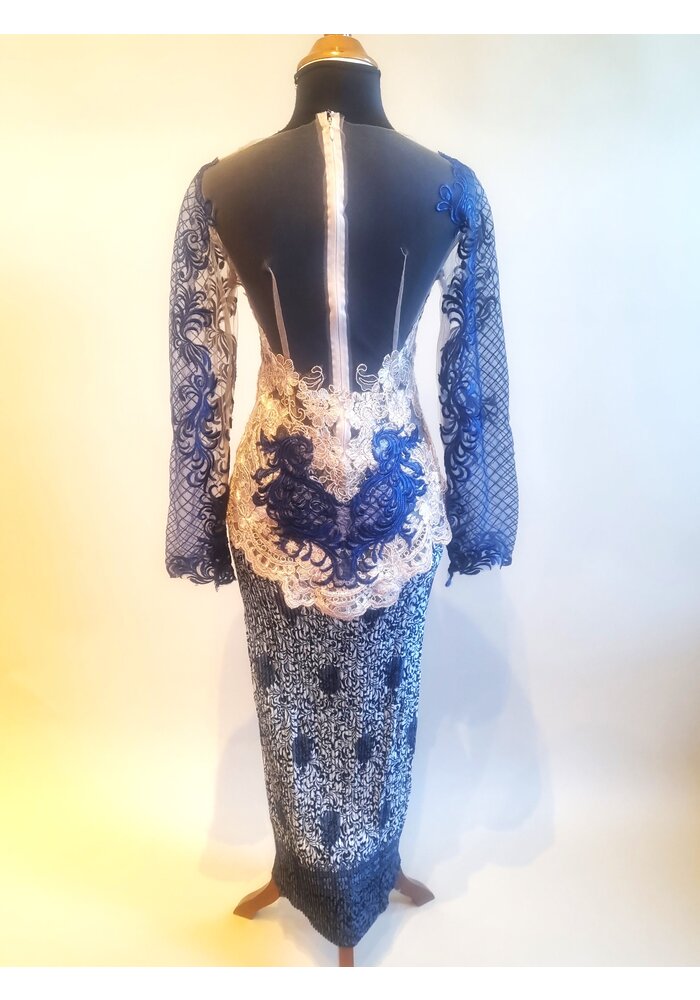 Kebaya elegant midnight blue met bijpassende rok plissé