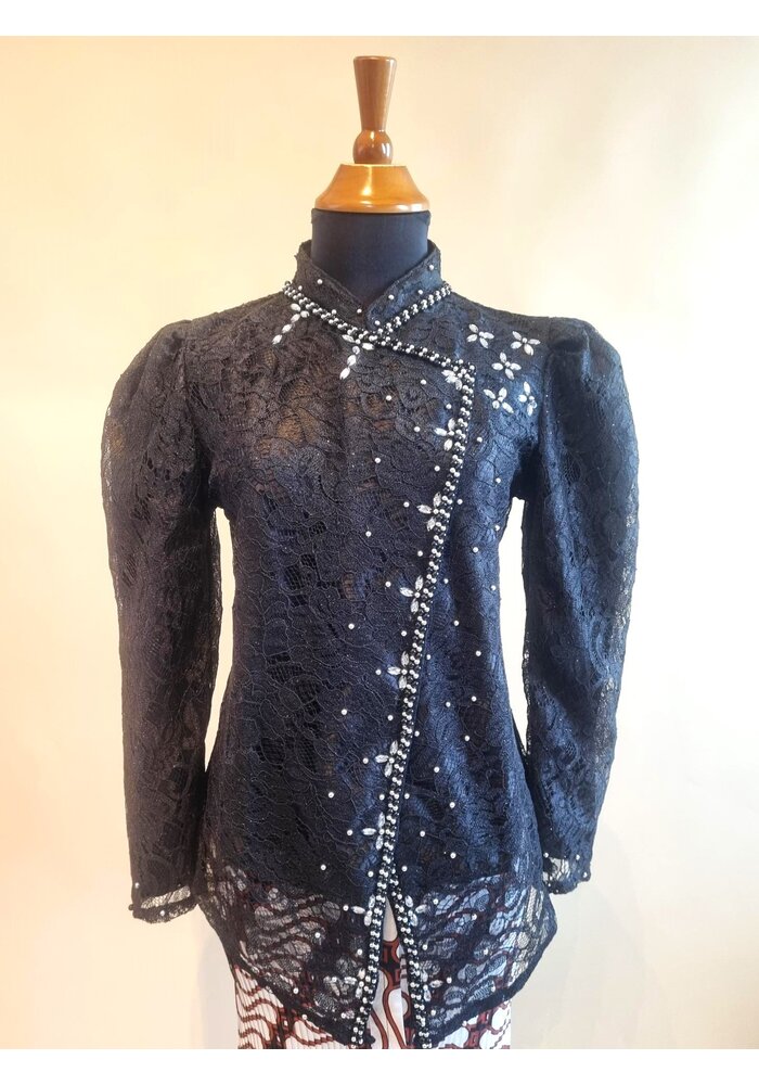 Kebaya janggan zwart met bijpassende rok plissé