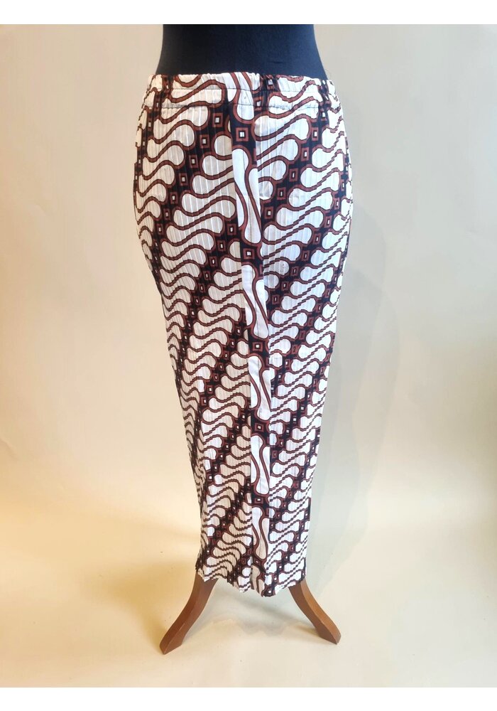 Kebaya janggan zwart met bijpassende rok plissé