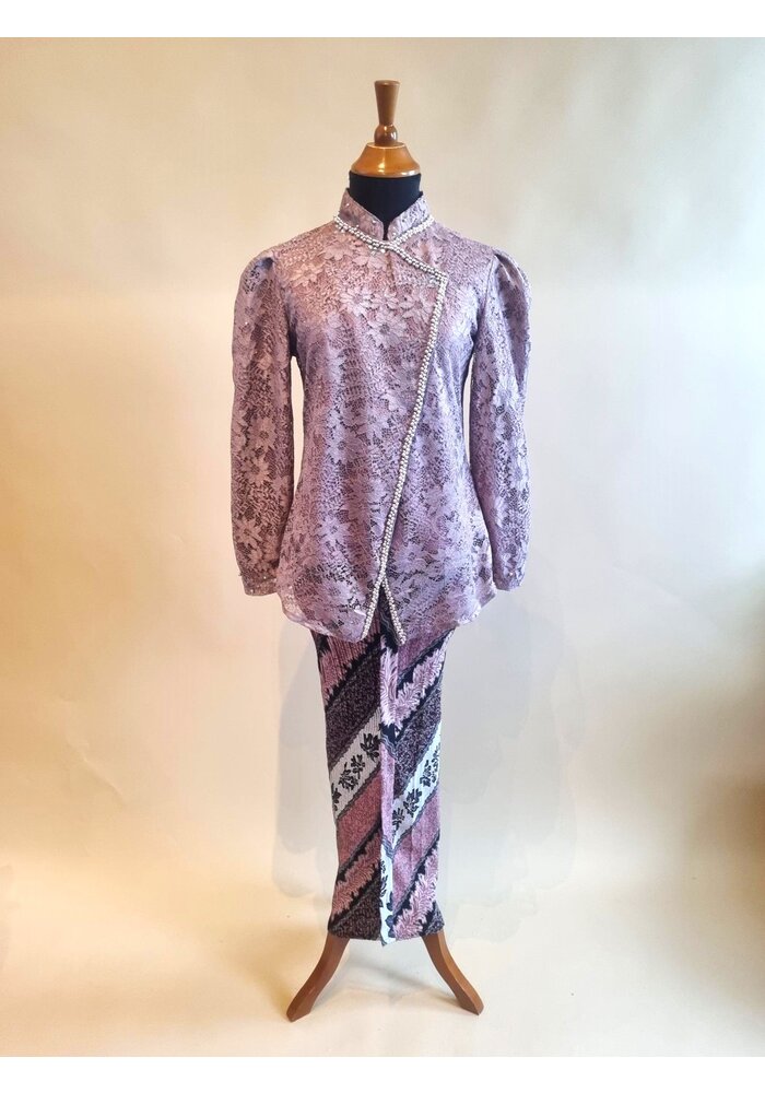 Kebaya janggan cyclaam met bijpassende rok plissé