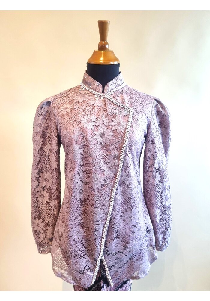 Kebaya janggan cyclaam met bijpassende rok plissé