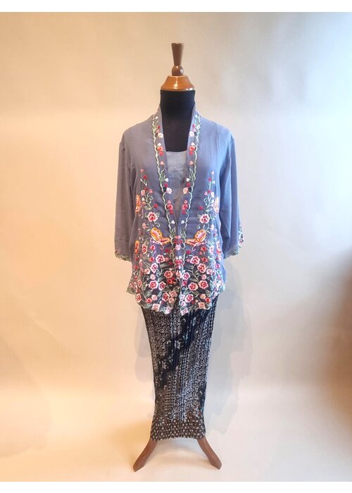 Kebaya nyonya grijs met bijpassende rok plissé