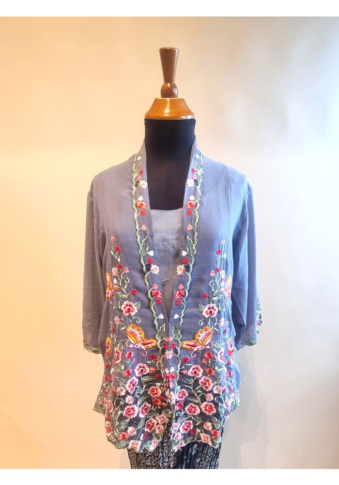 Kebaya nyonya grijs met bijpassende rok plissé