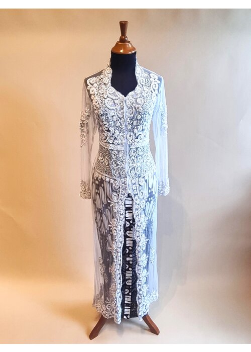 Bruidskebaya elegant wit met bijpassende rok plisse