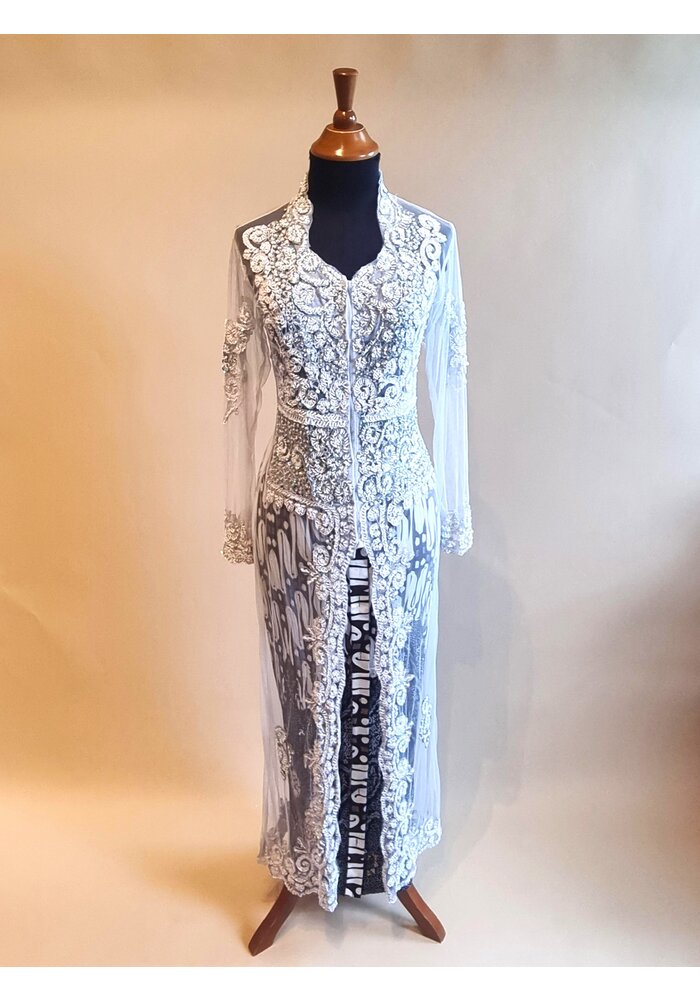 Bruidskebaya elegant wit met bijpassende rok plisse