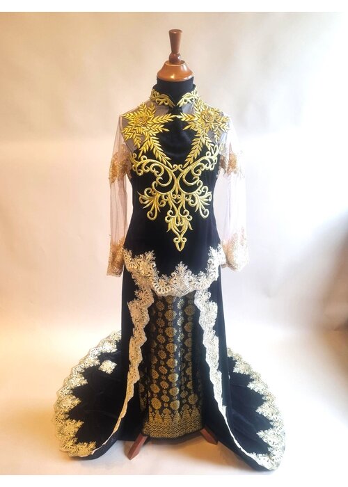 Bruidskebaya elegant zwart met bijpassende sarong songket