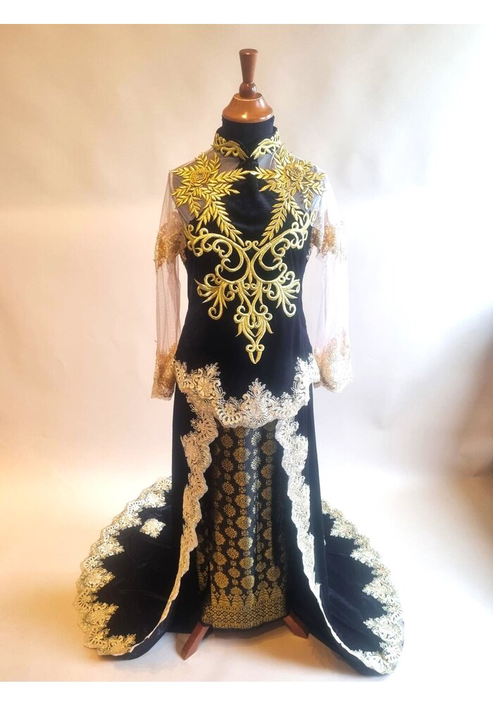 Bruidskebaya elegant zwart met bijpassende sarong songket