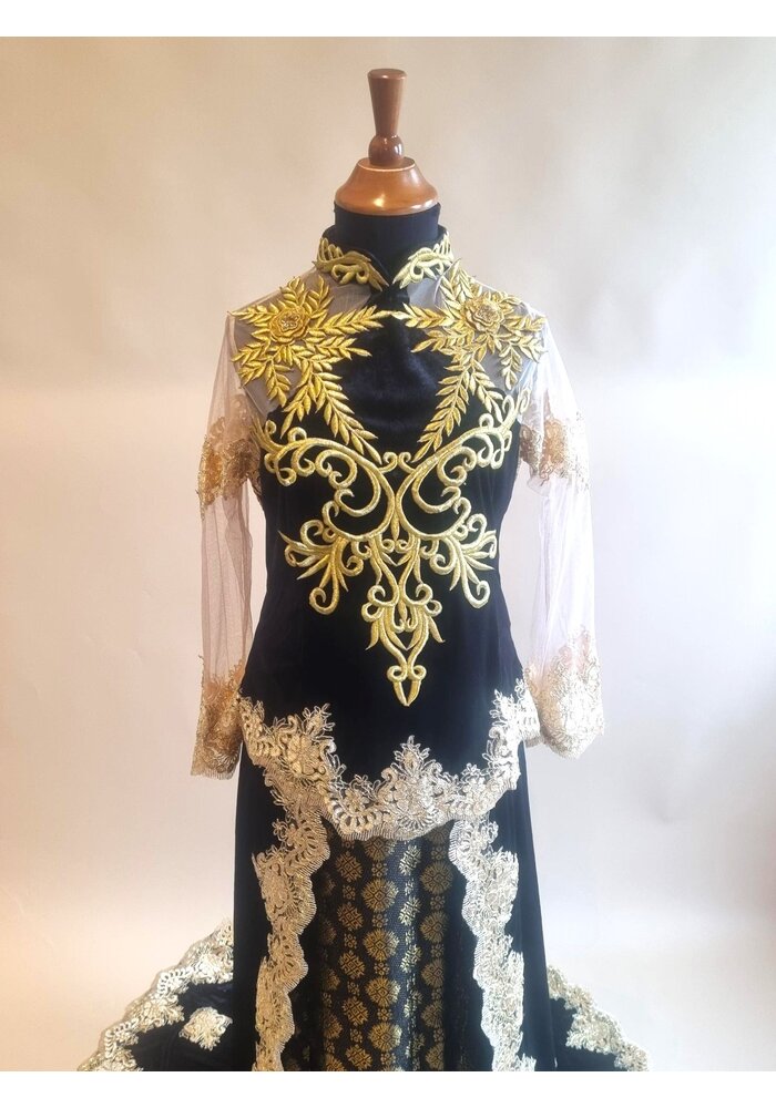 Bruidskebaya elegant zwart met bijpassende sarong songket