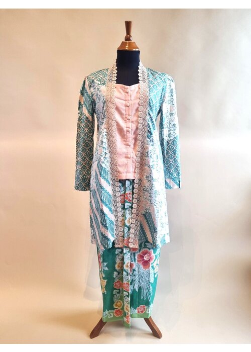 Kebaya outer met bijpassende topje en sarong