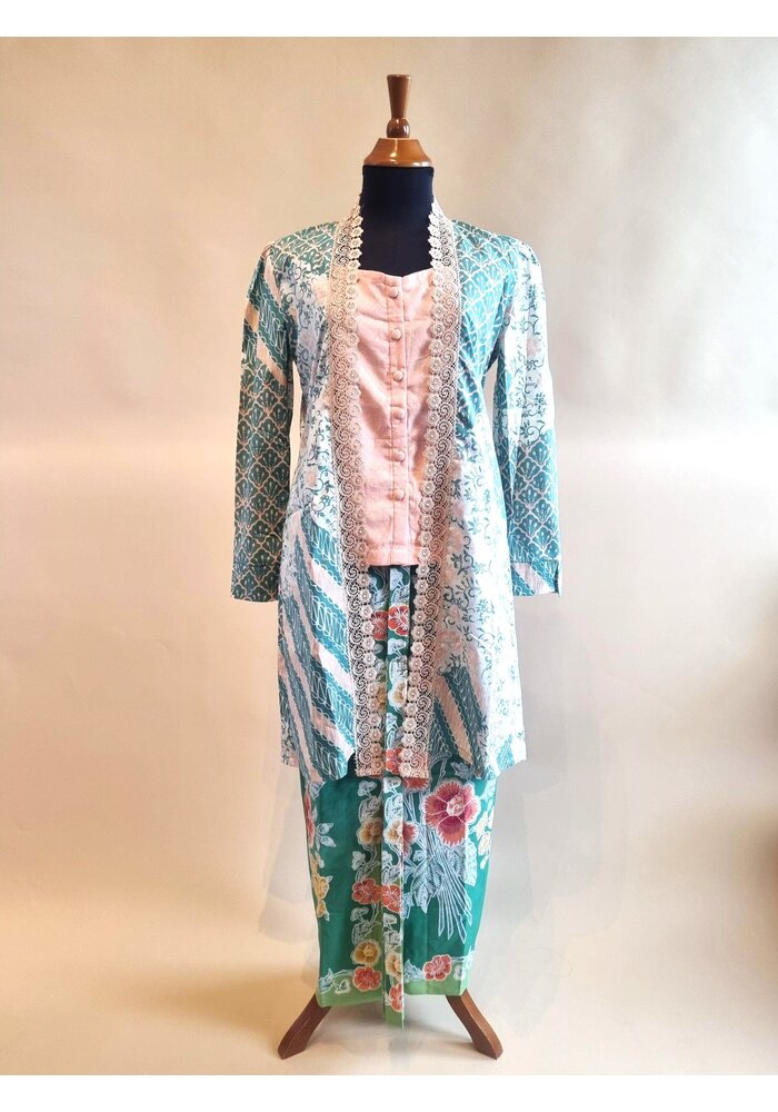 Kebaya outer met bijpassende topje en sarong