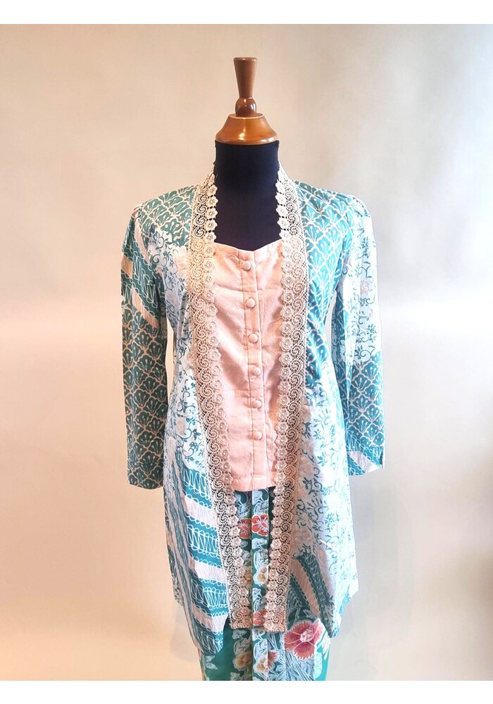Kebaya outer met bijpassende topje en sarong