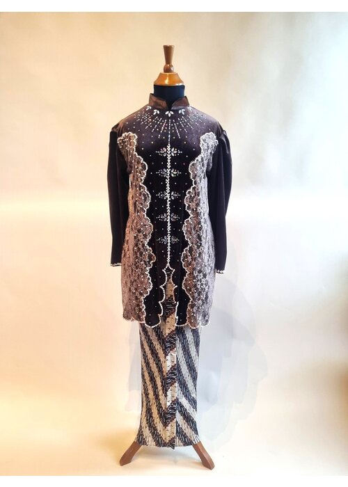 Kebaya glamour fluweel mokka met bijpassende rok plissé