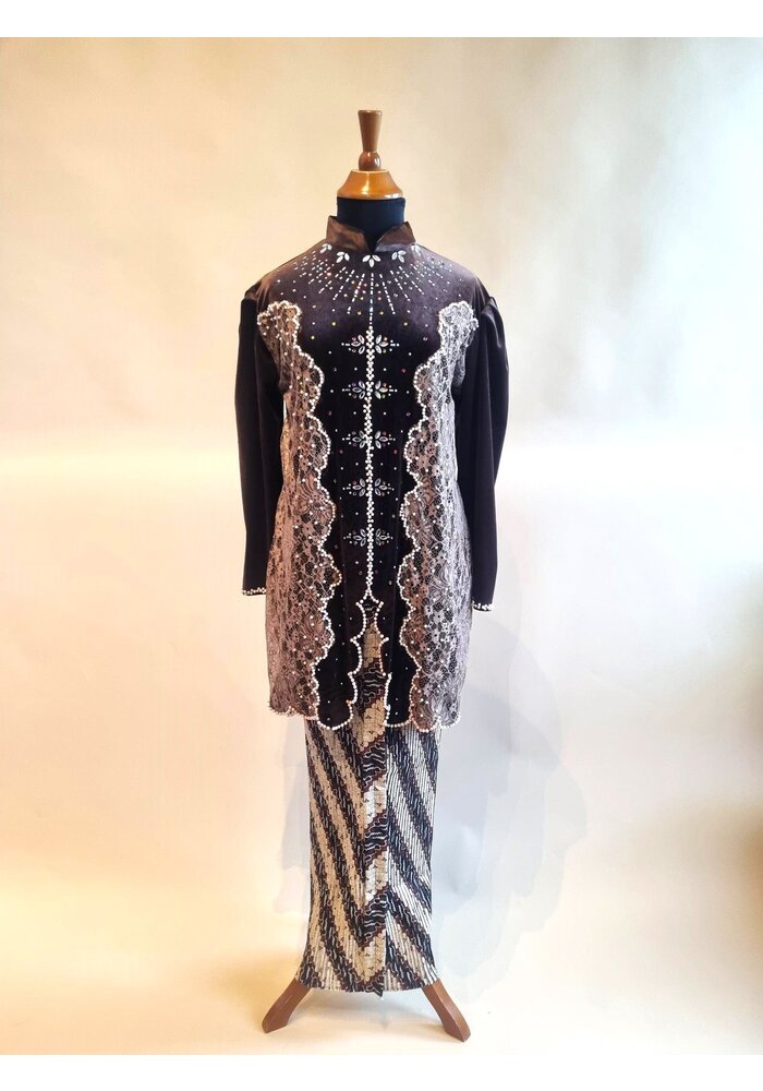 Kebaya glamour fluweel mokka met bijpassende rok plissé
