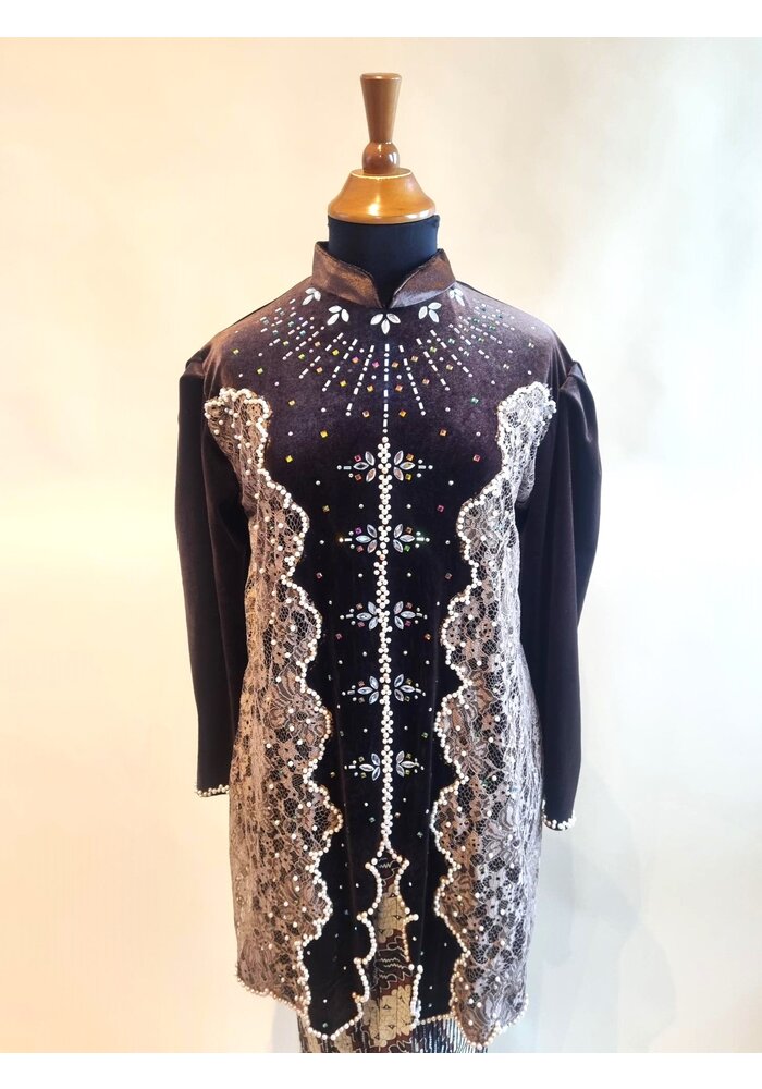 Kebaya glamour fluweel mokka met bijpassende rok plissé
