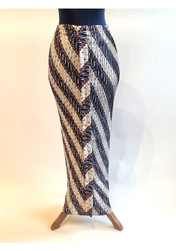 Kebaya glamour fluweel mokka met bijpassende rok plissé