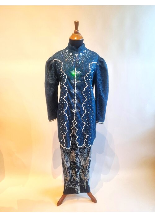 Kebaya glamour diepe oceaan met bijpassende rok plissé