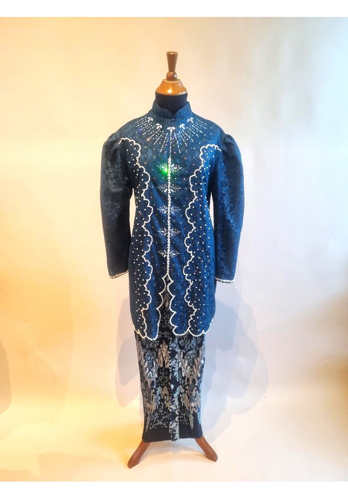 Kebaya glamour diepe oceaan met bijpassende rok plissé