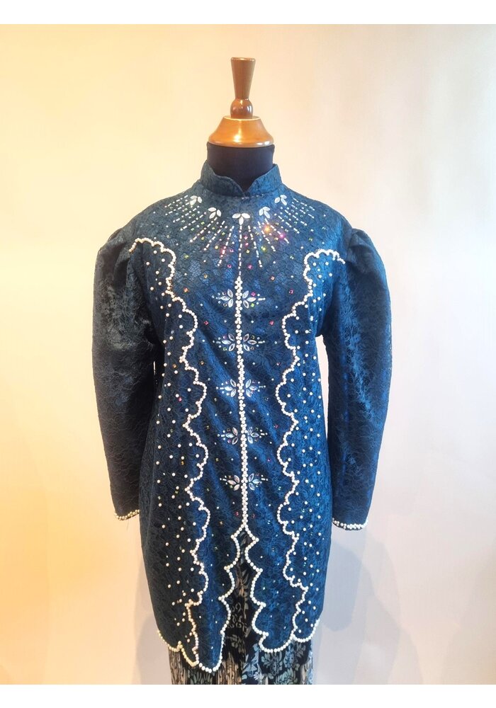 Kebaya glamour diepe oceaan met bijpassende rok plissé