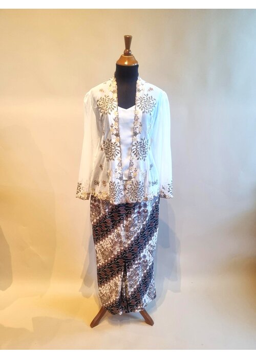 Kebaya wit geborduurd met bijpassende sarong