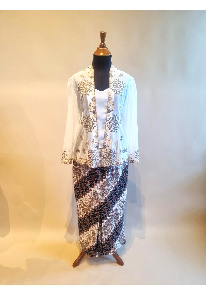 Kebaya wit geborduurd met bijpassende sarong