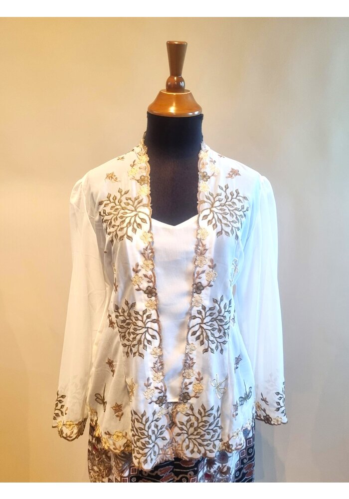 Kebaya wit geborduurd met bijpassende sarong