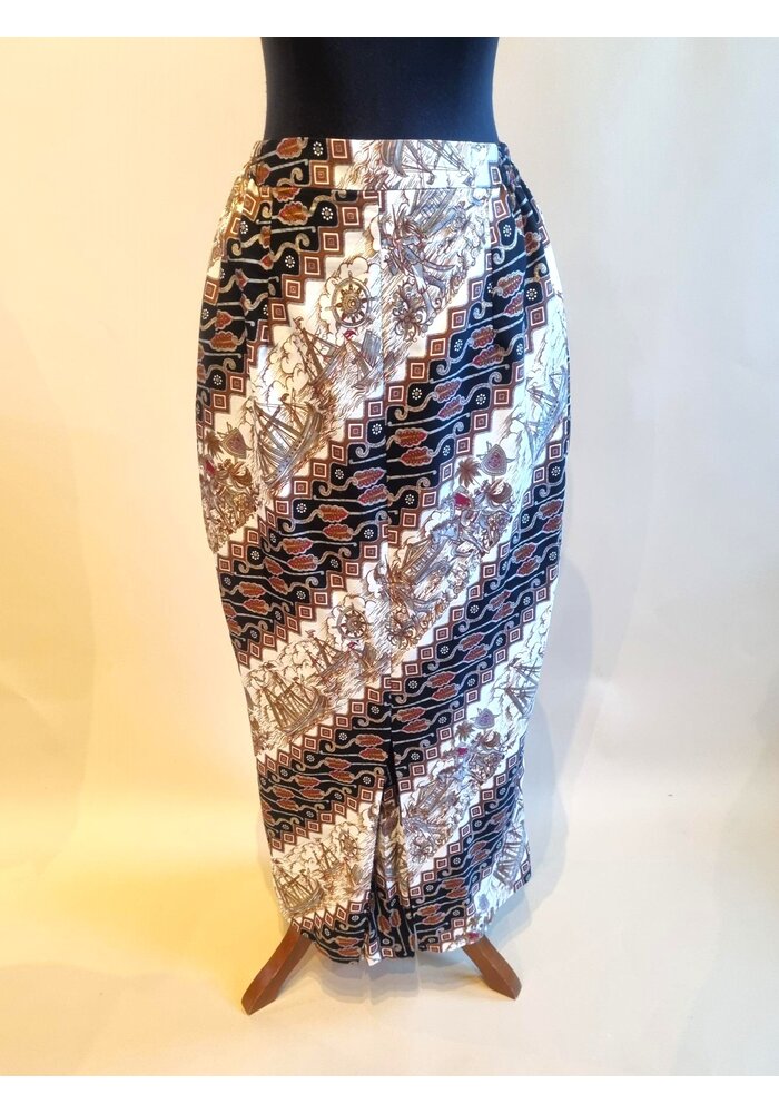 Kebaya wit geborduurd met bijpassende sarong