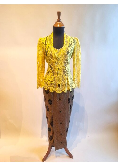 Kebaya kanariegeel met bijpassende sarong