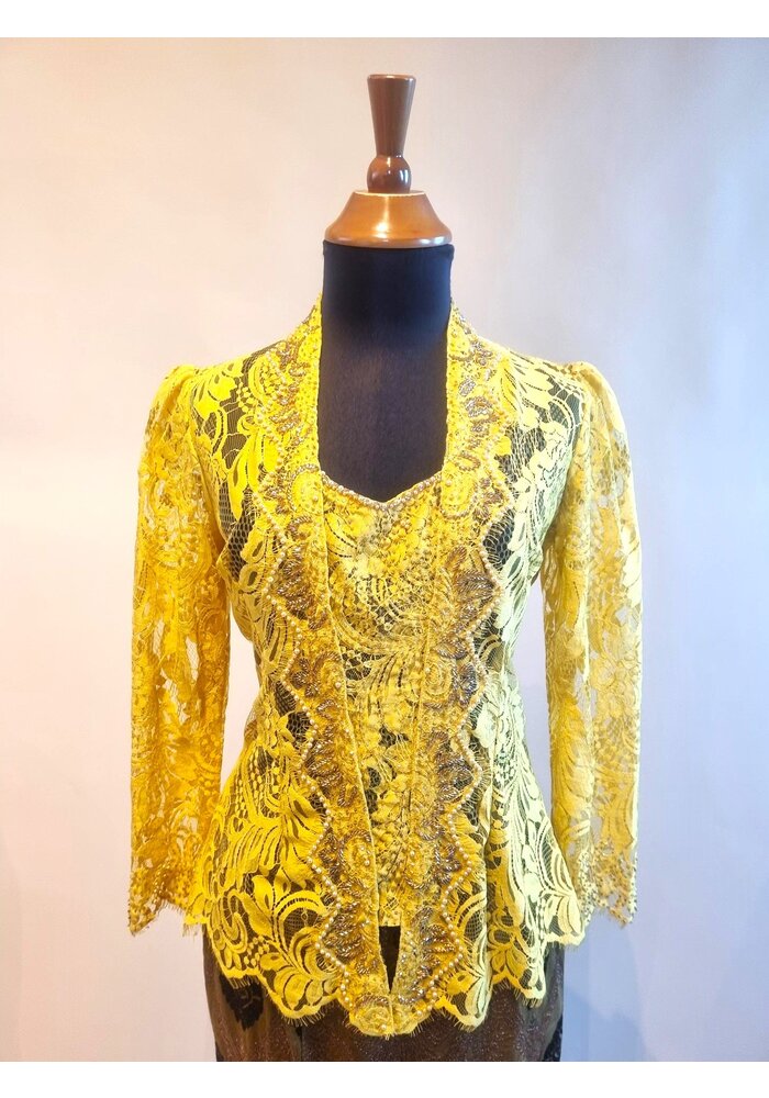 Kebaya kanariegeel met bijpassende sarong