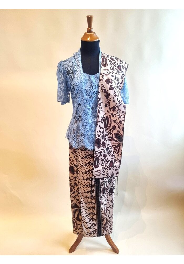Kebaya hemelsblauw korte mouw met bijpassende sarong & selendang