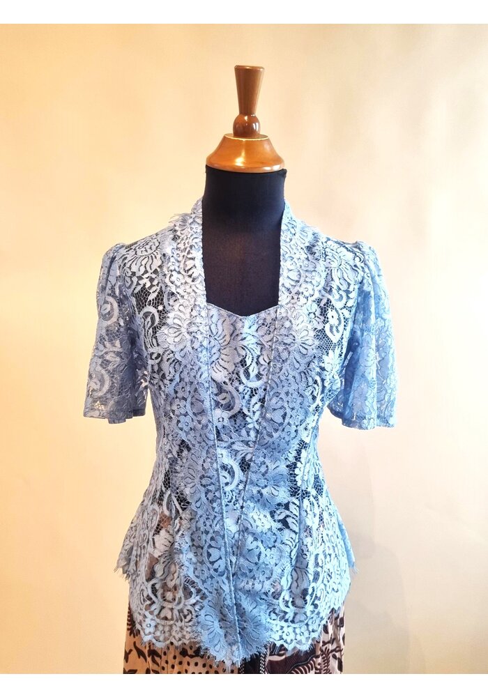 Kebaya hemelsblauw korte mouw met bijpassende sarong & selendang
