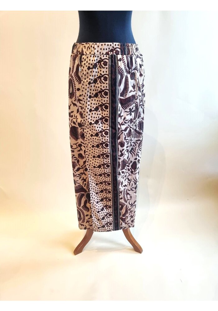 Kebaya hemelsblauw korte mouw met bijpassende sarong & selendang