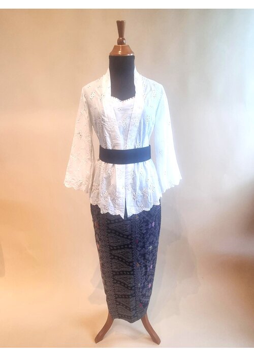 Kebaya klassiek wit met bijpassende sarong & riem