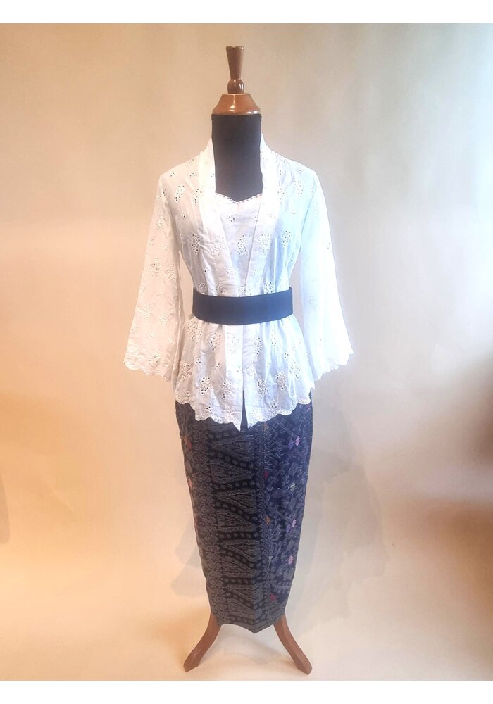 Kebaya klassiek wit met bijpassende sarong & riem