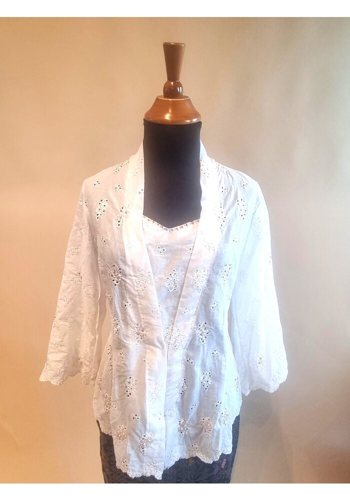 Kebaya klassiek wit met bijpassende sarong & riem