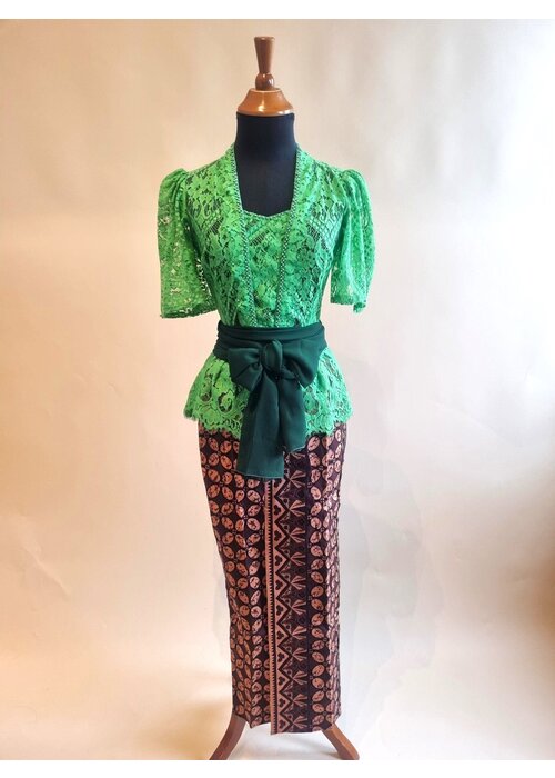 Kebaya groen korte mouw met bijpassende sarong en selendang