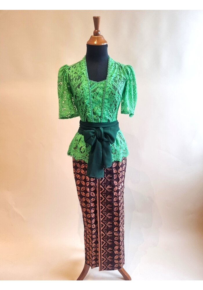 Kebaya groen korte mouw met bijpassende sarong en selendang