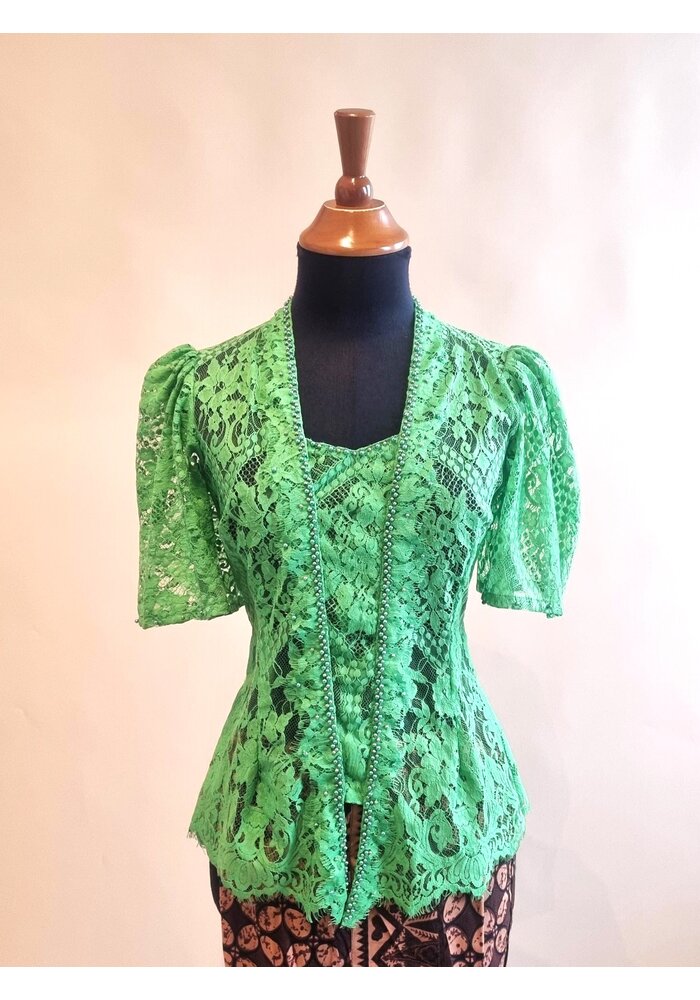 Kebaya groen korte mouw met bijpassende sarong en selendang