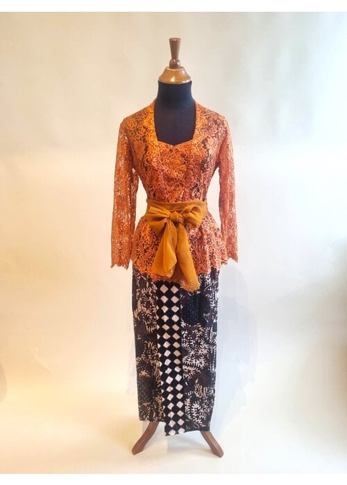 Kebaya terracotta met bijpassende sarong en selendang