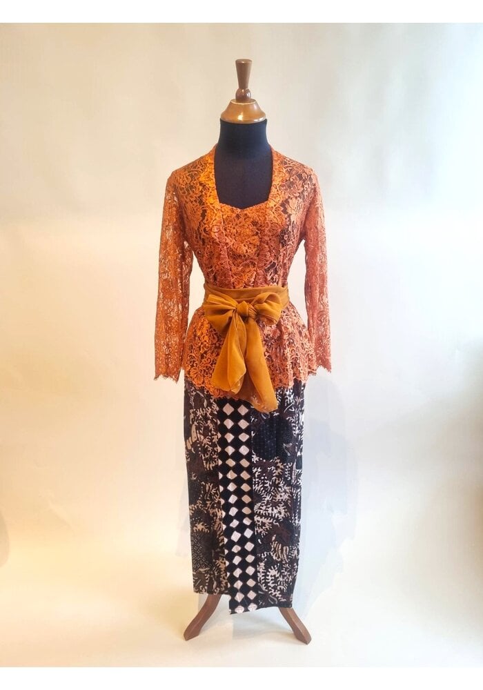 Kebaya terracotta met bijpassende sarong en selendang