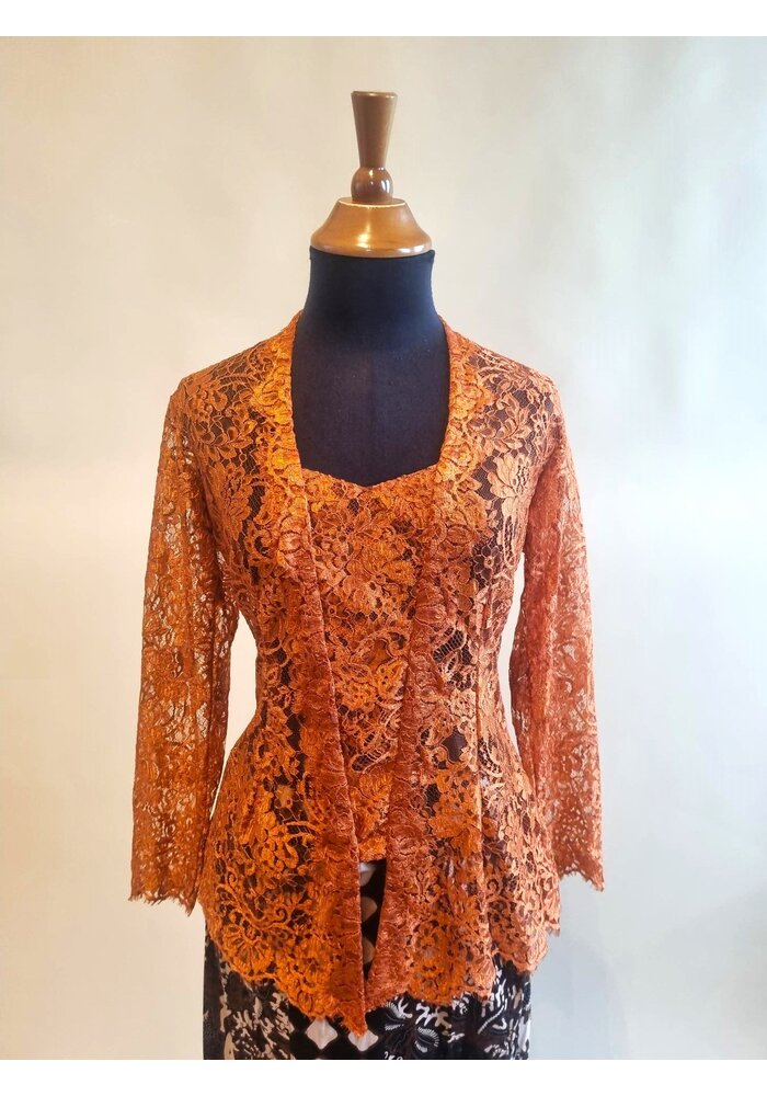 Kebaya terracotta met bijpassende sarong en selendang