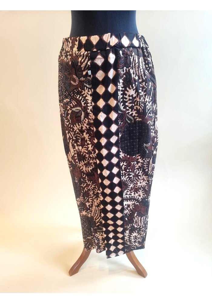 Kebaya terracotta met bijpassende sarong en selendang